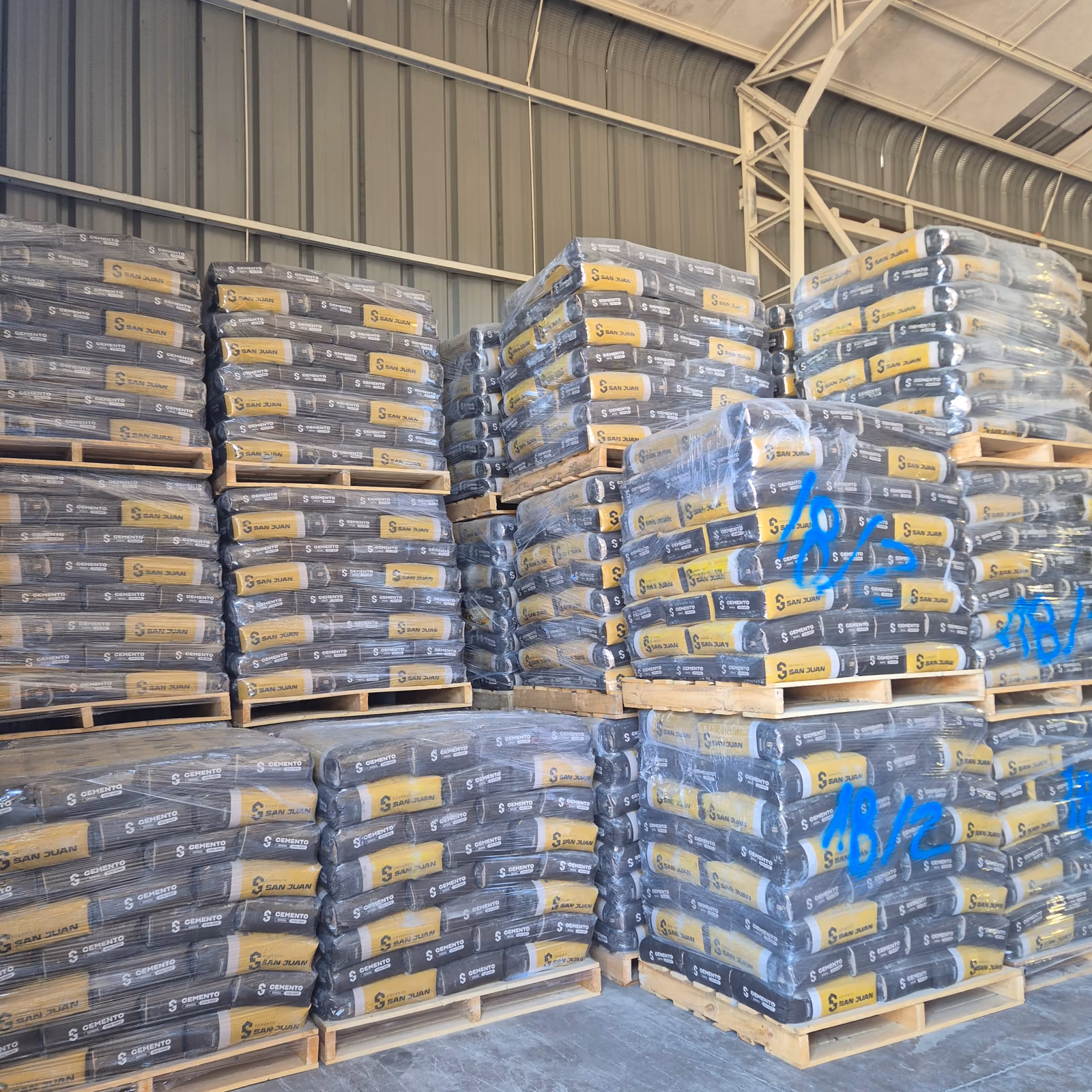 Pallets de sacos de cemento en bodega
