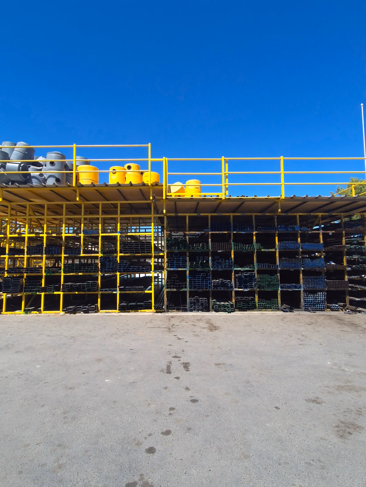 Perfiles de acero en el rack del patio