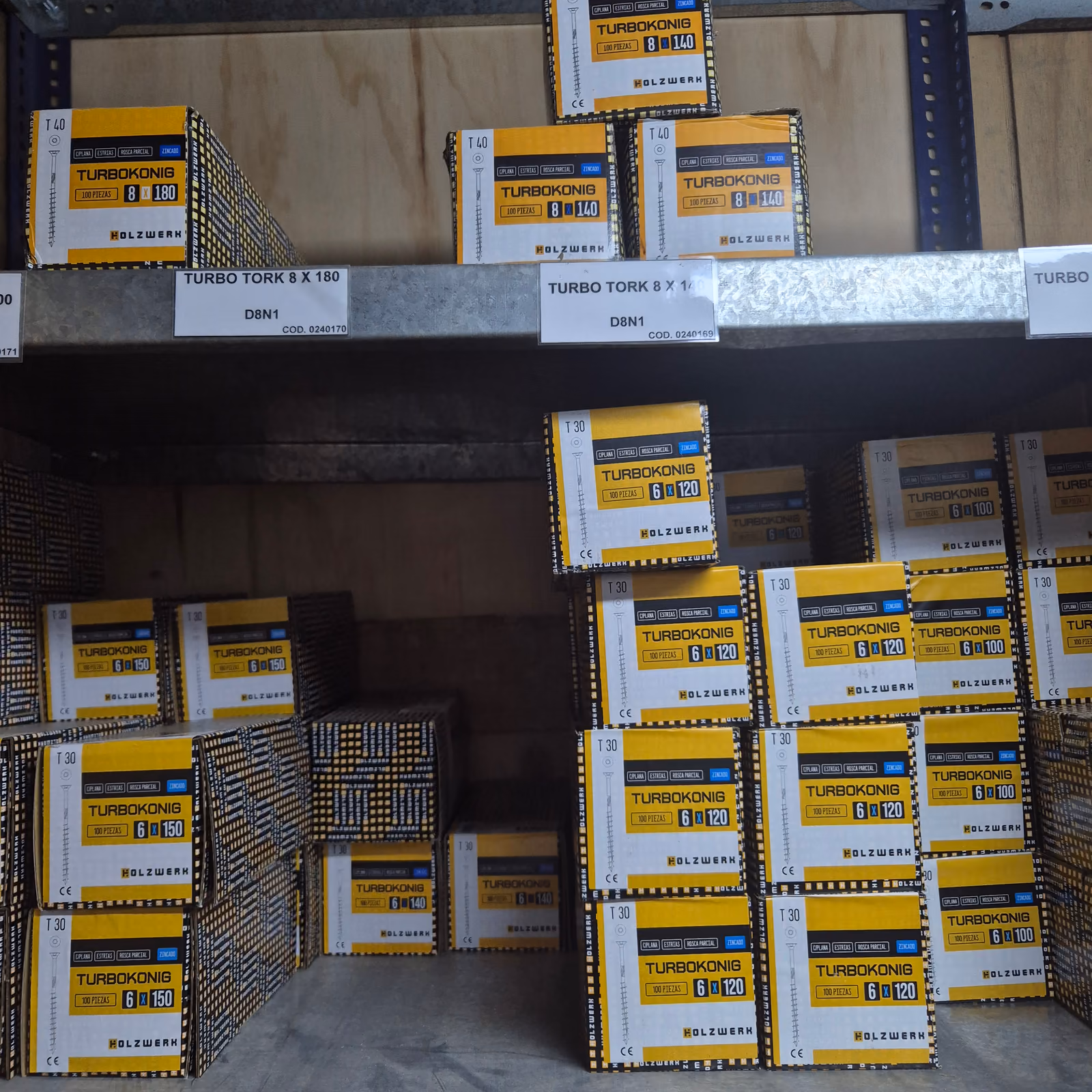 Cajas de tornillos Turbokons en estantería